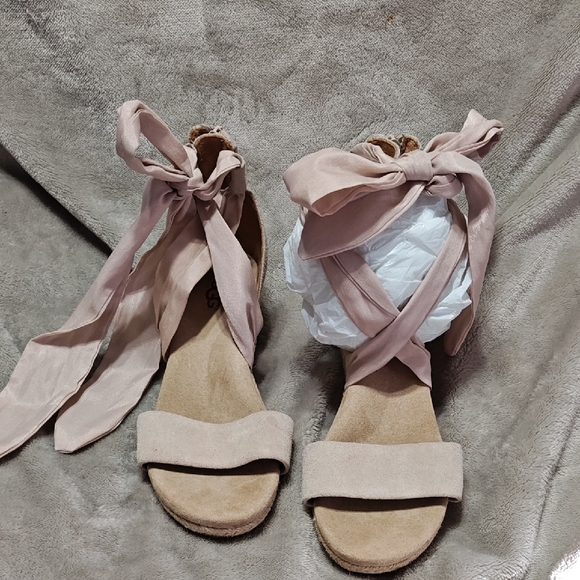 UGG Trina Wedge Shoes Elegant Women's Sandals in Cream Size 6 - Picture 2 of 13